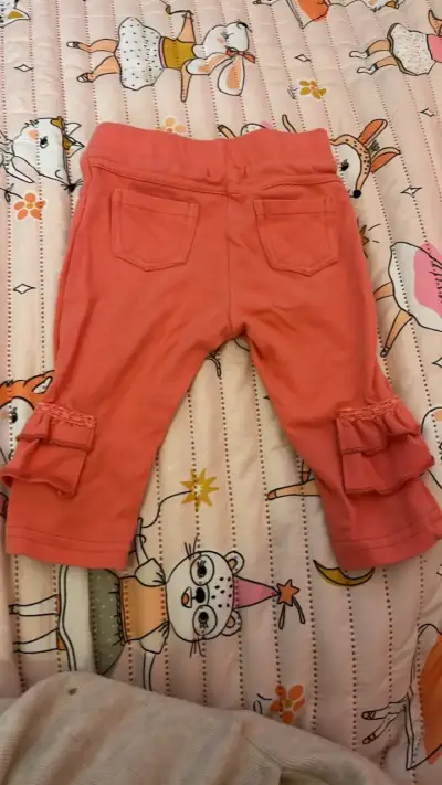 Pantalones rosados para niña con volantes - miniatura 2