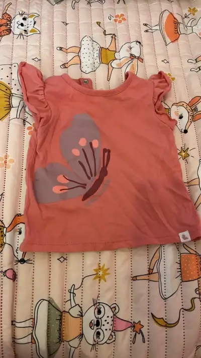 Polera de niña con diseño de mariposa - miniatura 1