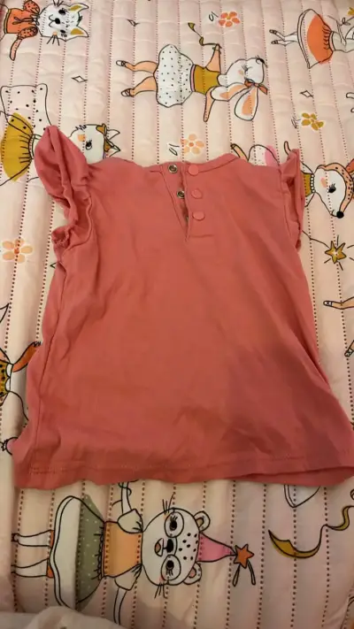Polera de niña con diseño de mariposa - miniatura 2