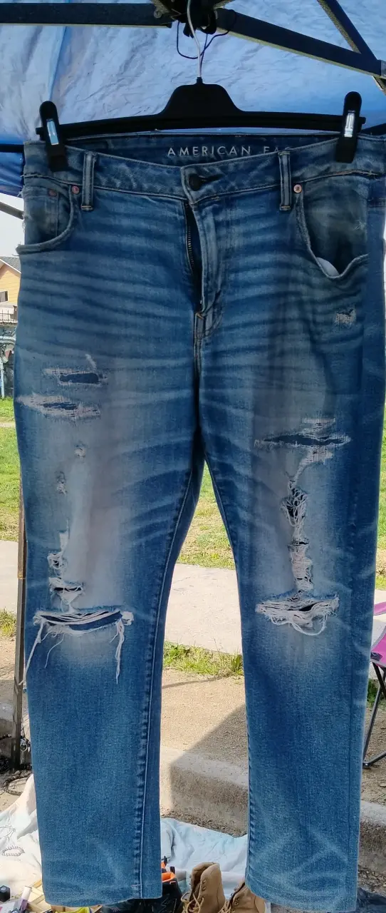 Jeans American Eagle Desgastados con Roturas - 2