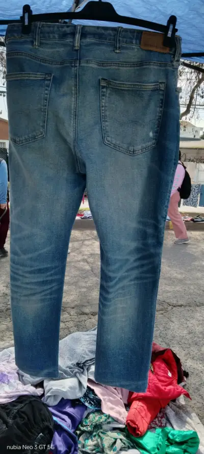Jeans American Eagle Desgastados con Roturas - miniatura 3