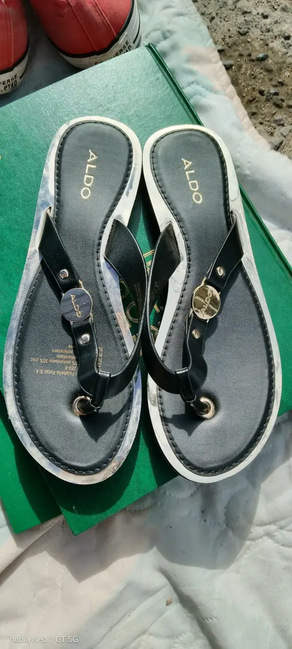 Sandalias negras de cuero Aldo para mujer - 1