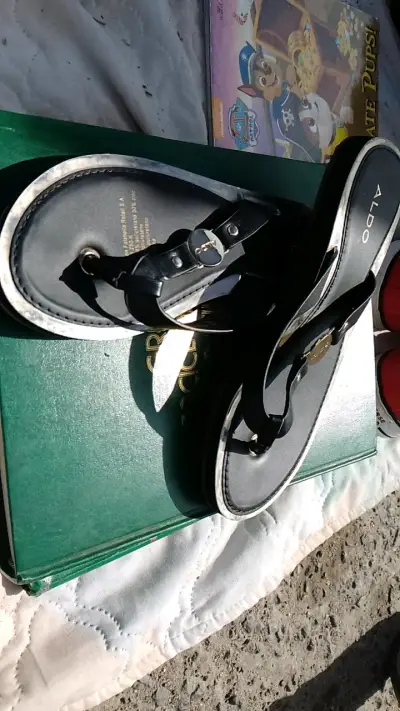 Sandalias negras de cuero Aldo para mujer - miniatura 3