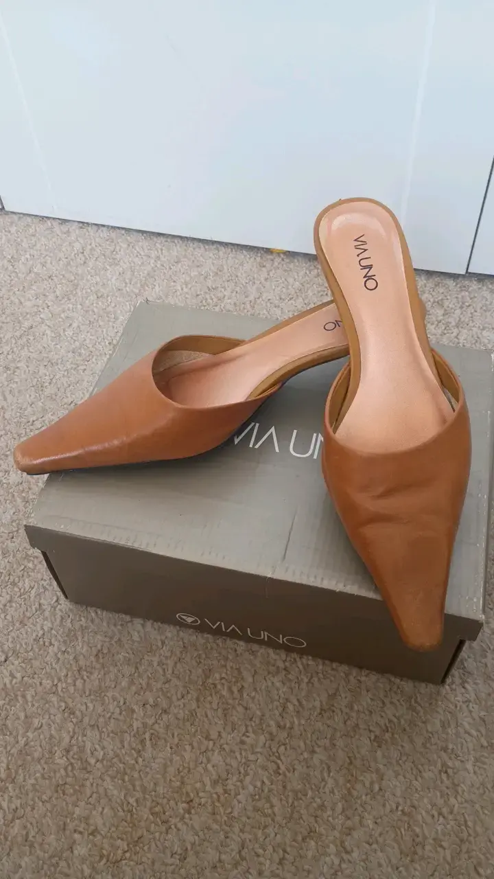 Zapatos de tacón marrones Via Uno en buen estado