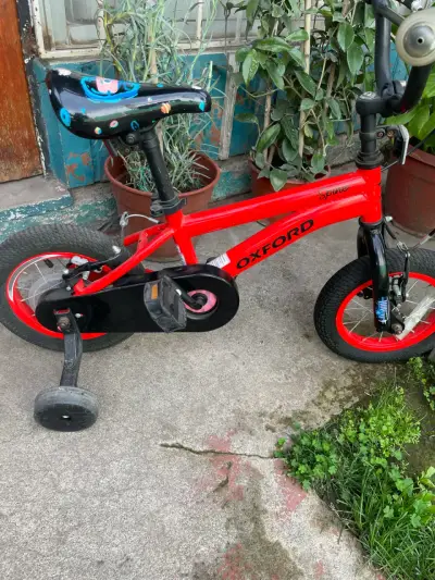 Bicicleta infantil Oxford Spine roja con rueditas - miniatura 1