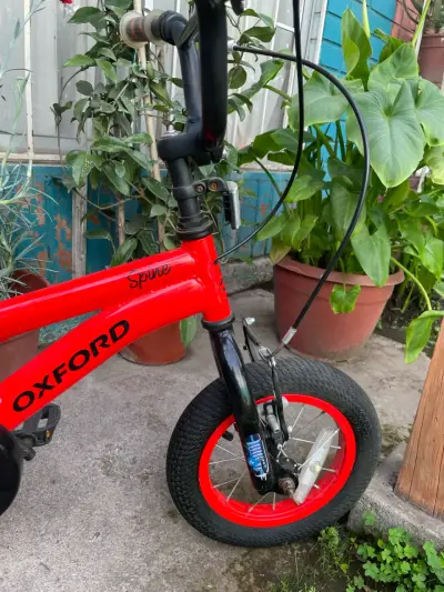 Bicicleta infantil Oxford Spine roja con rueditas - miniatura 3