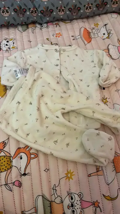 Pijama de bebé polar blanco con estampado - miniatura 1