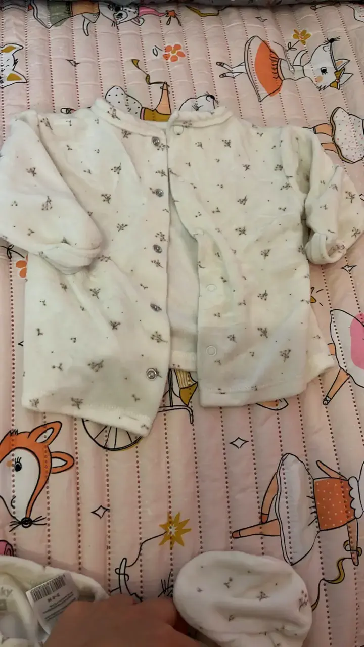 Pijama de bebé polar blanco con estampado - 2