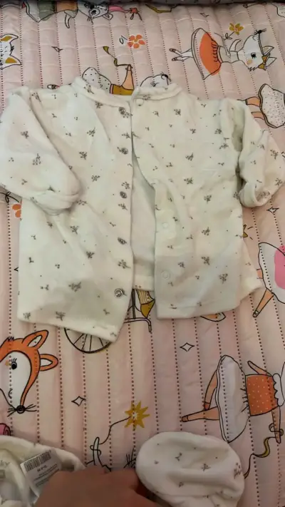 Pijama de bebé polar blanco con estampado - miniatura 2