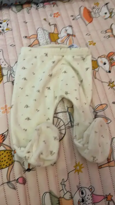 Pijama de bebé polar blanco con estampado - miniatura 3