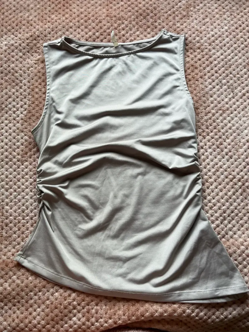 Polera sin mangas beige con detalle fruncido - 1