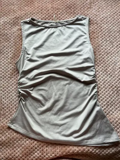 Polera sin mangas beige con detalle fruncido - miniatura 1