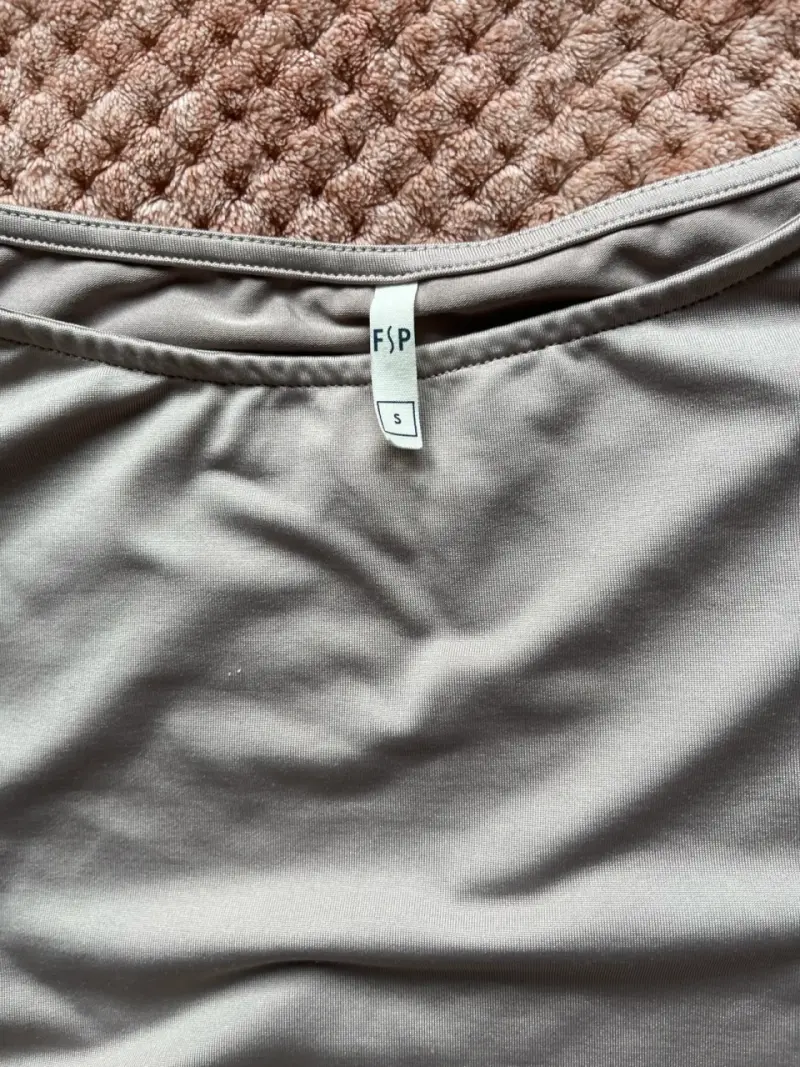 Polera sin mangas beige con detalle fruncido - 2