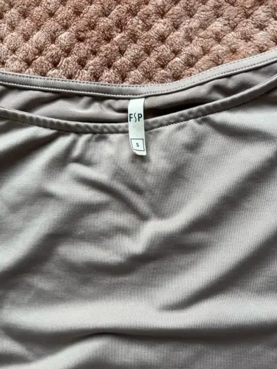 Polera sin mangas beige con detalle fruncido - miniatura 2