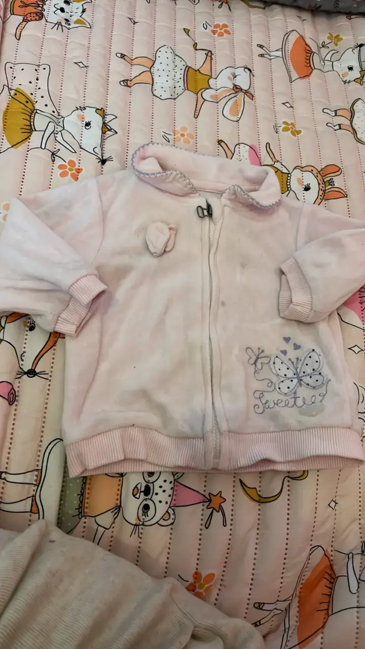 Chaqueta de bebé rosada con diseño de mariposa
