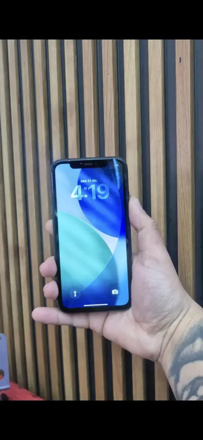 iPhone 11 en buen estado color negro - miniatura 1