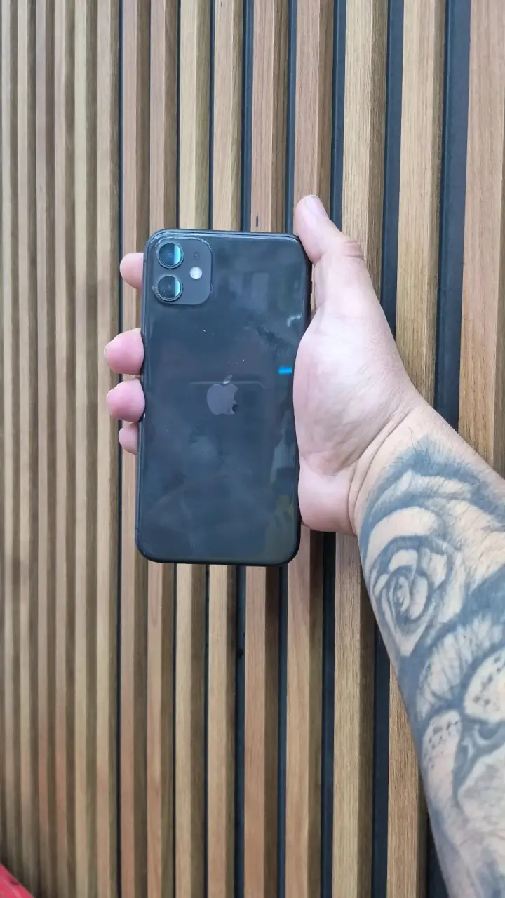 iPhone 11 en buen estado color negro - 2