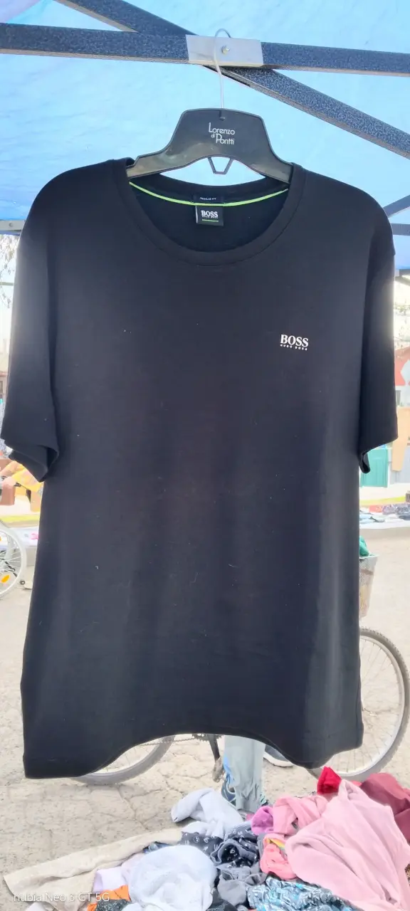 Polera negra con logo Boss - 2
