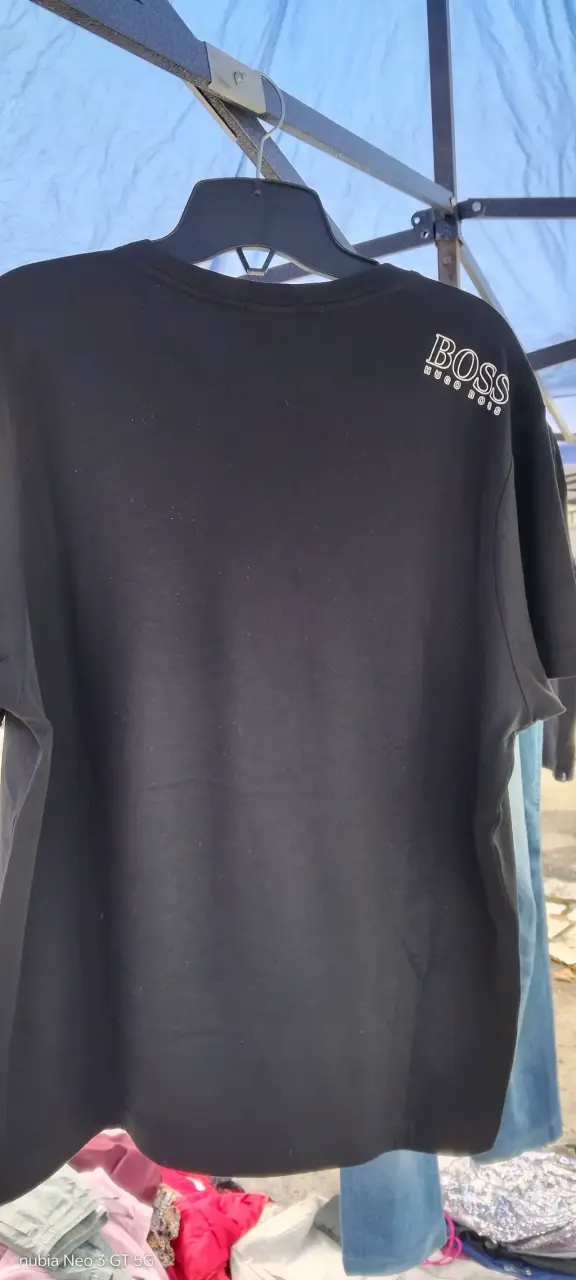 Polera negra con logo Boss - 3