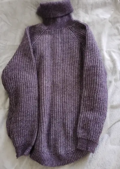 Suéter de lana morado con cuello alto - miniatura 1