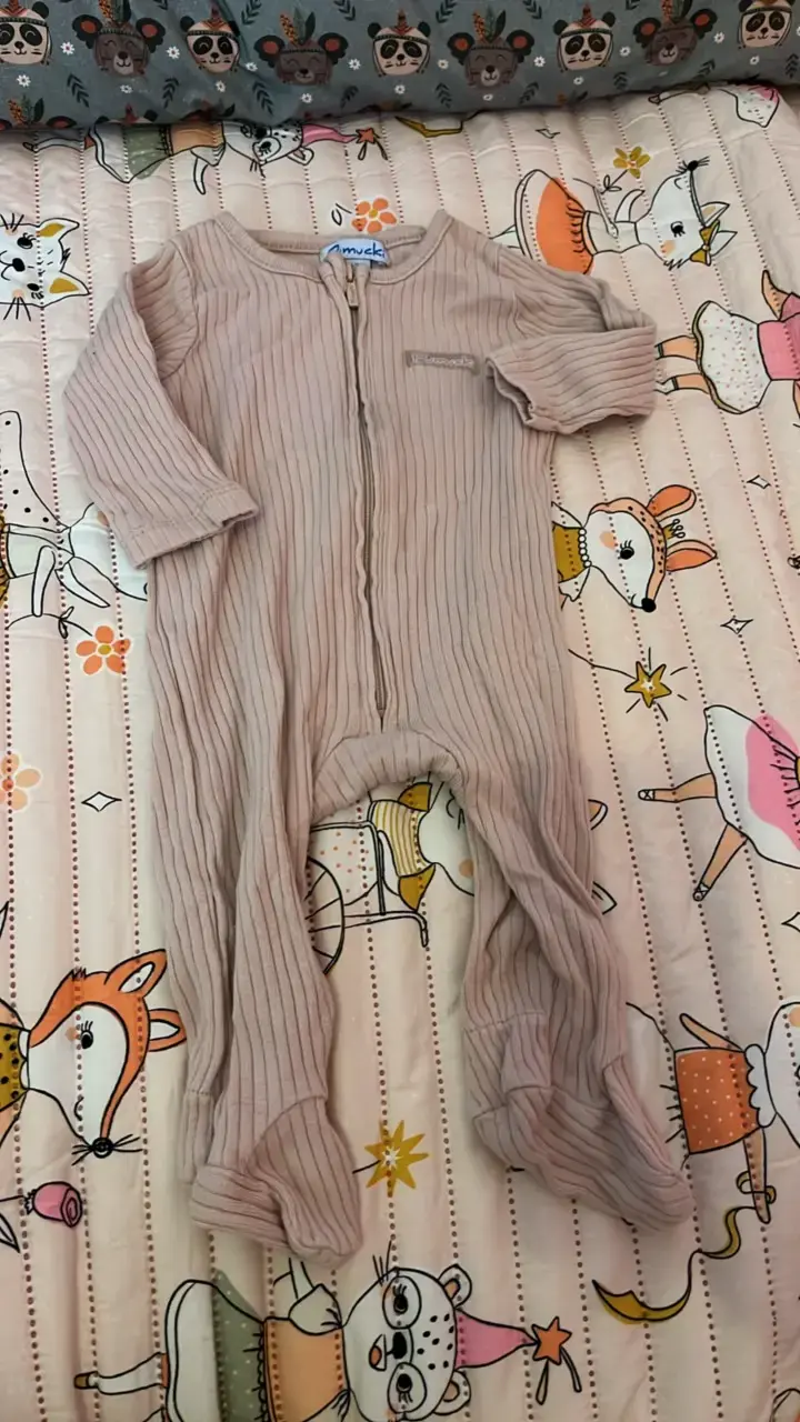 Pijama de bebé color beige con cierre
