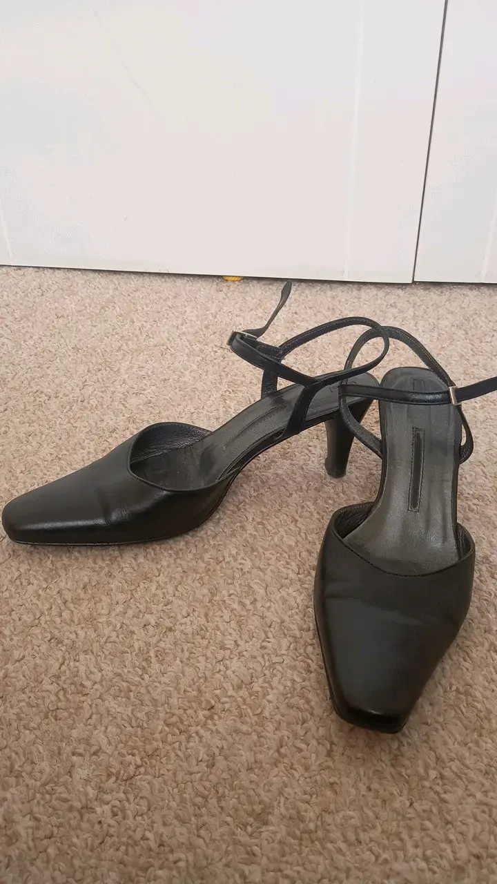 Zapatos de tacón negros elegantes
