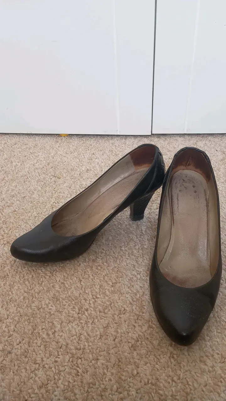 Zapatos de tacón negros para mujer en buen estado