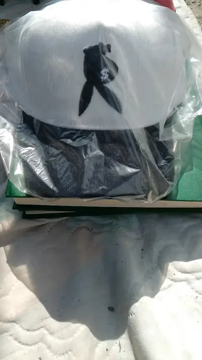 Gorra blanca con logo bordado - miniatura 1