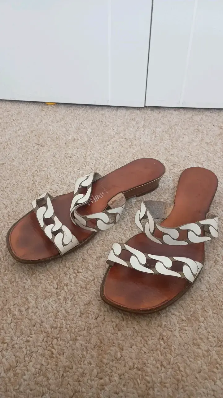 Sandalias planas de cuero con diseño blanco