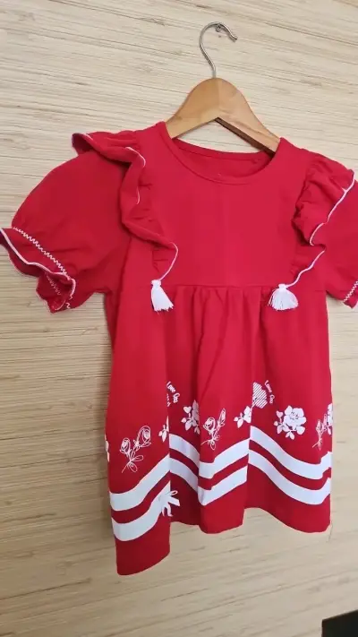 Polera roja para niña con volantes y estampado flo - miniatura 1