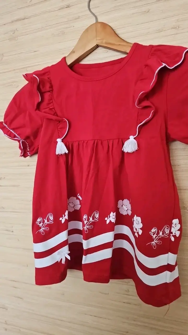Polera roja para niña con volantes y estampado flo - 2
