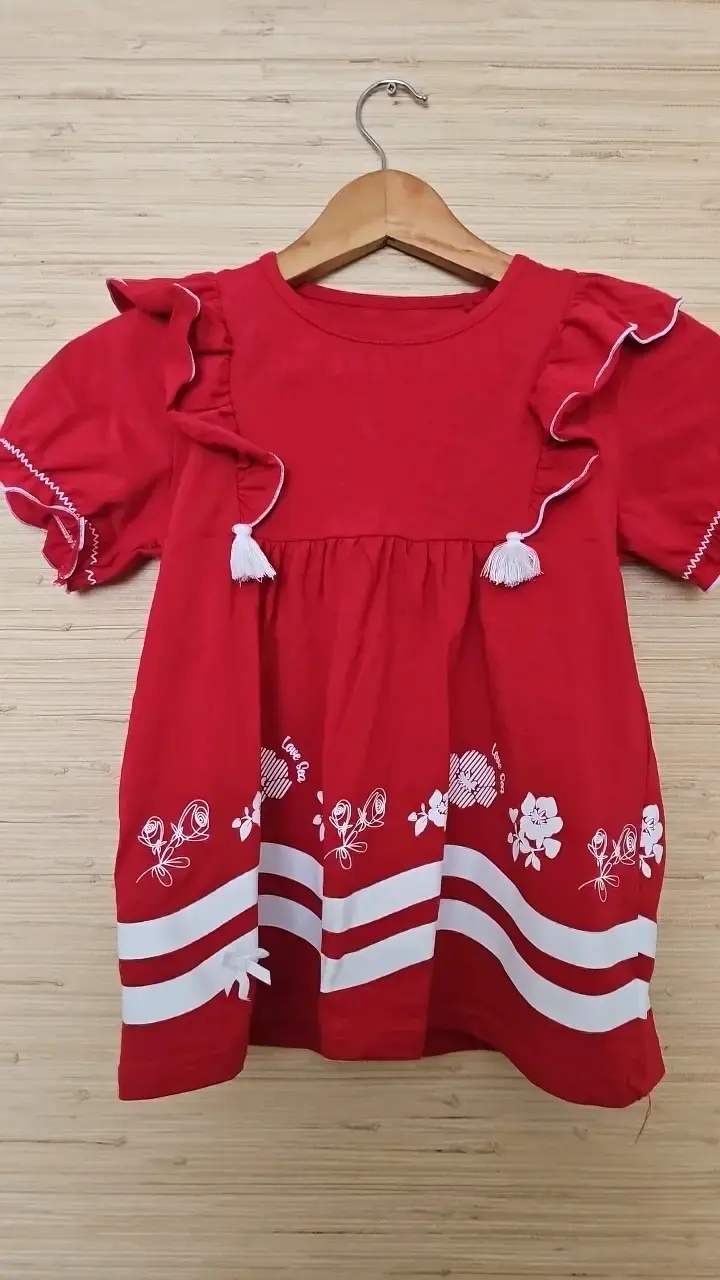 Polera roja para niña con volantes y estampado flo - 3