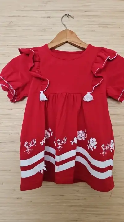 Polera roja para niña con volantes y estampado flo - miniatura 3