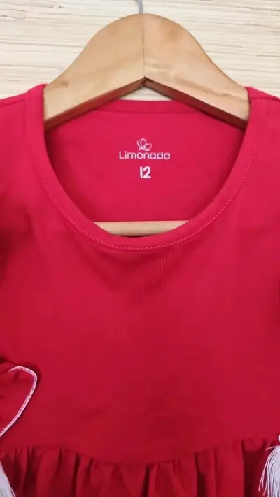 Polera roja para niña con volantes y estampado flo - miniatura 4