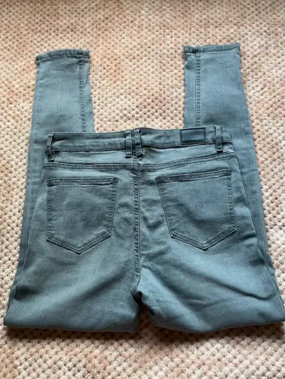 Jeans gris super skinny tiro alto para mujer - miniatura 2