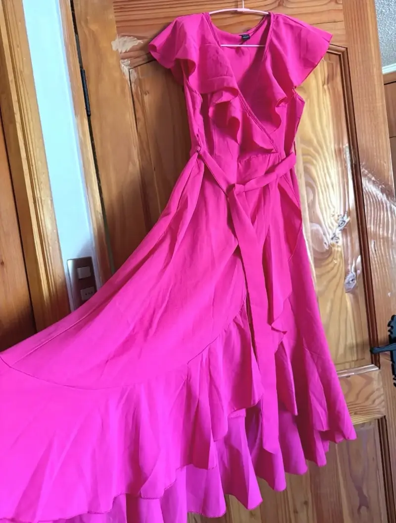 Nuevo: Vestido largo fucsia con volantes
