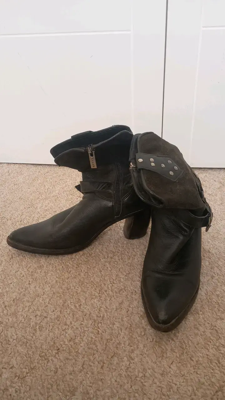 Botines de cuero negro con hebilla