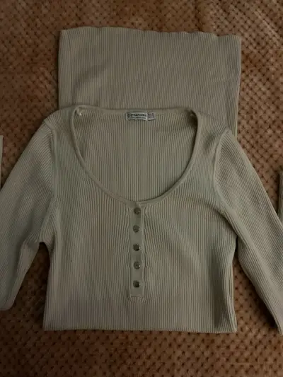 Vestido beige ajustado Stradivarius - miniatura 2