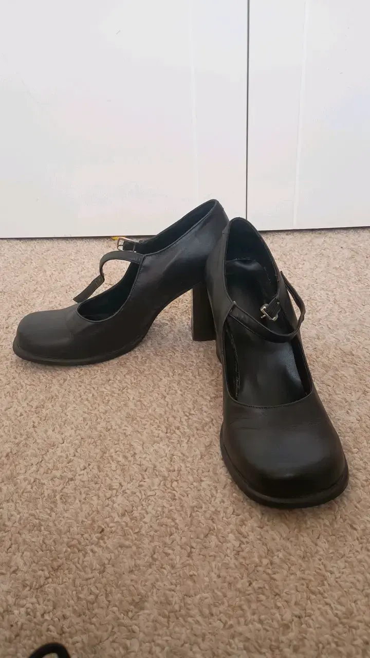 Zapatos de tacón negros con correa