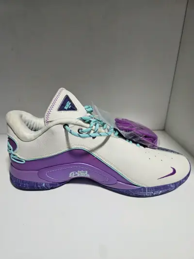 Zapatillas deportivas Nike Lebronblancas y moradas - miniatura 1