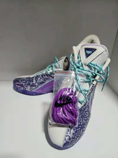 Zapatillas deportivas Nike Lebronblancas y moradas - miniatura 2