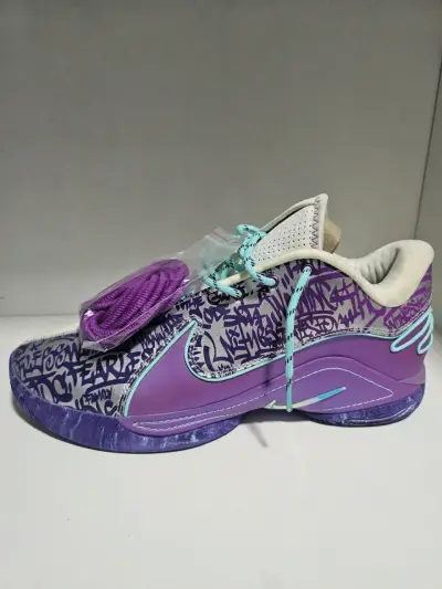 Zapatillas deportivas Nike Lebronblancas y moradas - miniatura 3