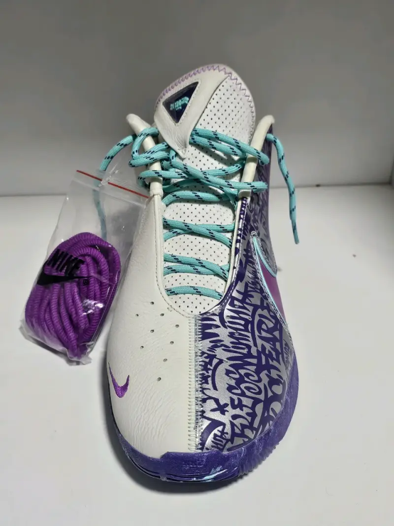 Zapatillas deportivas Nike Lebronblancas y moradas - 4