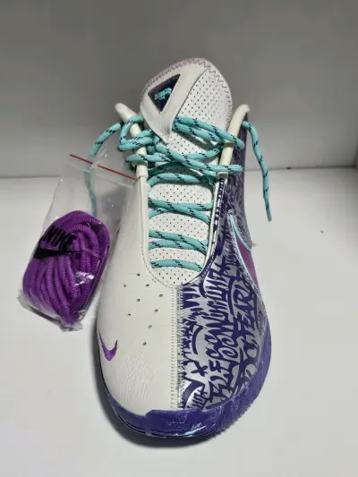 Zapatillas deportivas Nike Lebronblancas y moradas - miniatura 4