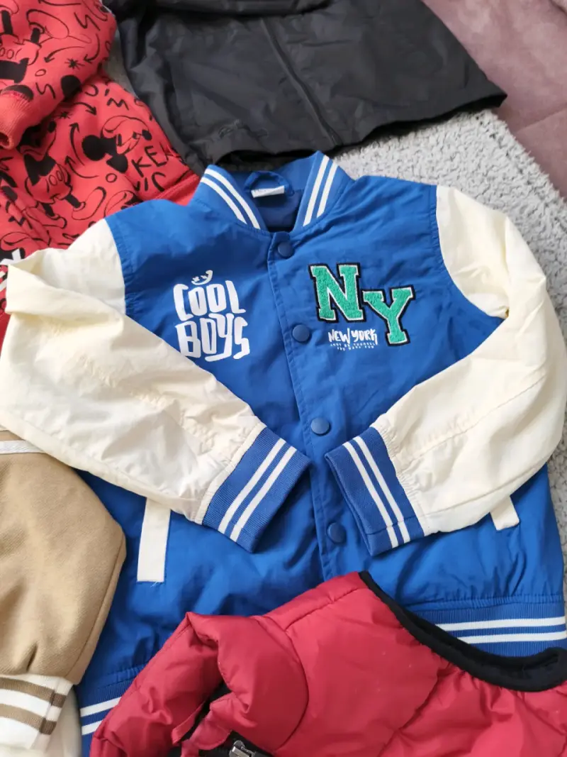 Chaqueta de niño con capucha y diseño de dinosaurios - 5