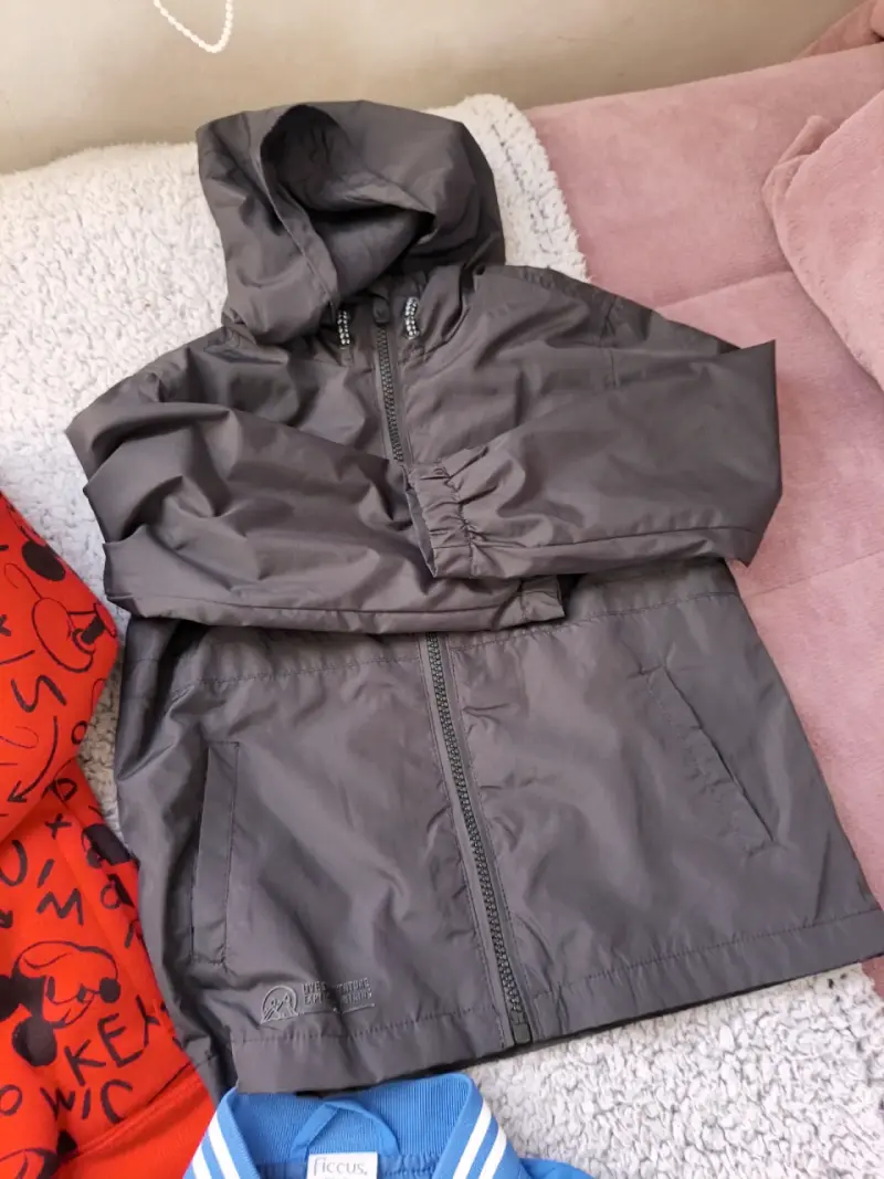 Chaqueta de niño con capucha y diseño de dinosaurios - 6