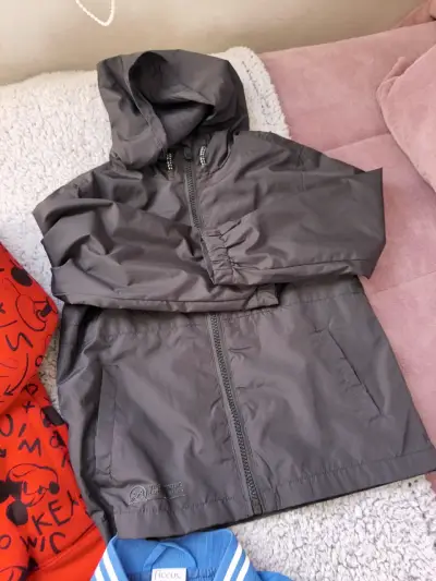 Chaqueta de niño con capucha y diseño de dinosaurios - miniatura 6