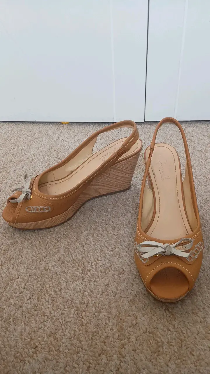 Sandalias de cuña color camel con lazo