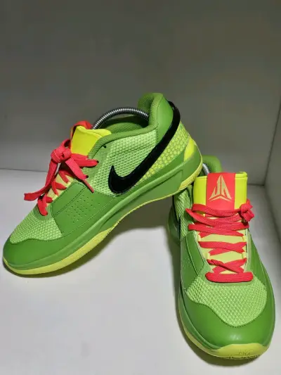 Zapatillas deportivas verdes con detalles rojos Nike - miniatura 1
