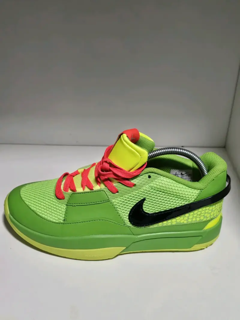 Zapatillas deportivas verdes con detalles rojos Nike - 2